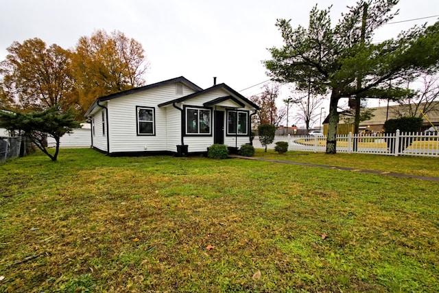 view of front of property with a front lawn