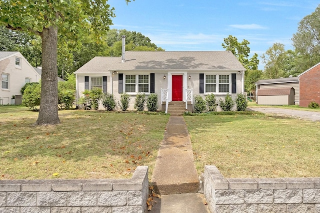 view of front of home featuring a front lawn