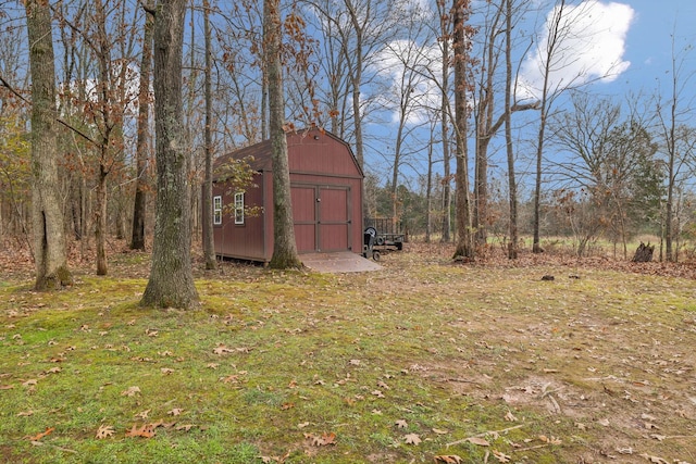 view of yard with a storage shed