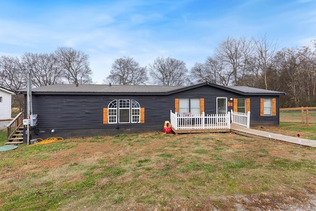 view of front of house featuring a front lawn