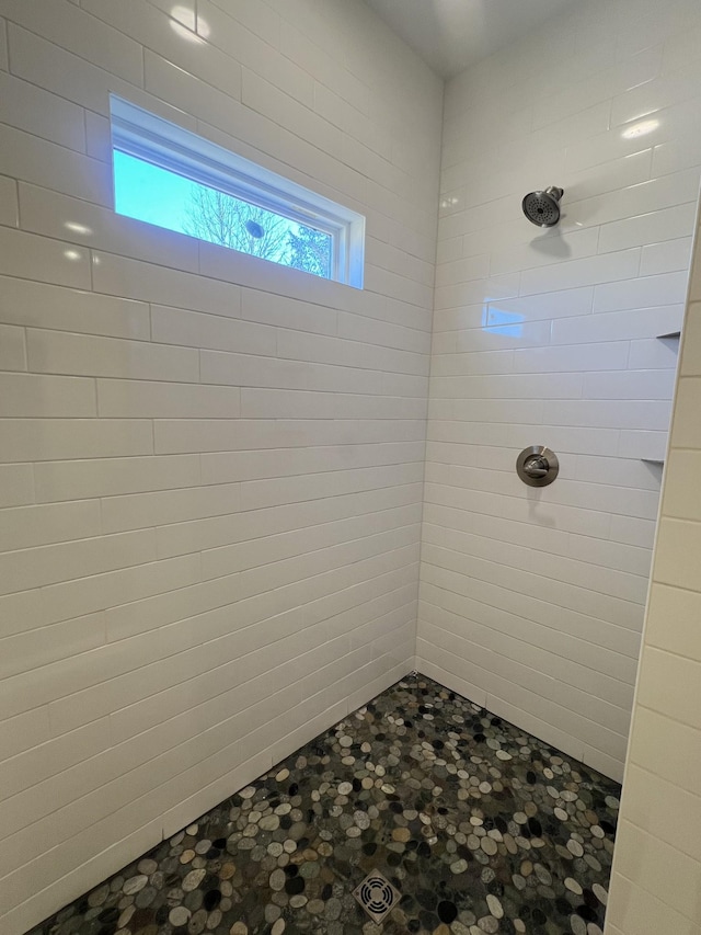 bathroom featuring tiled shower