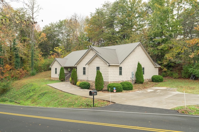 view of front of home featuring a front yard