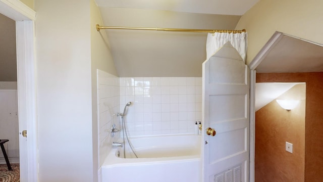 bathroom with shower / bath combo