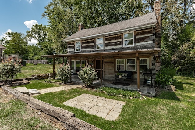 view of front facade featuring a front lawn