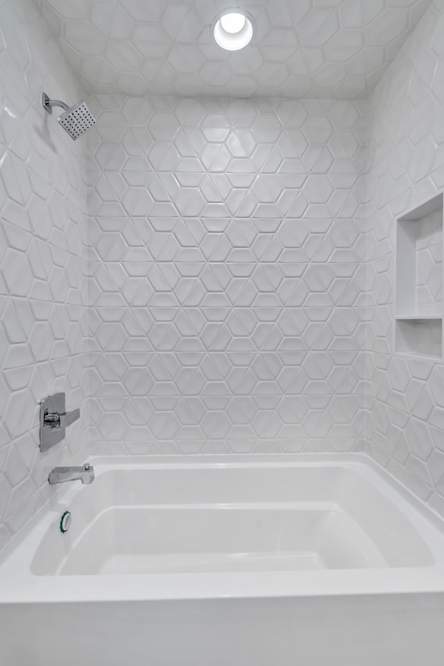 bathroom featuring tiled shower / bath combo