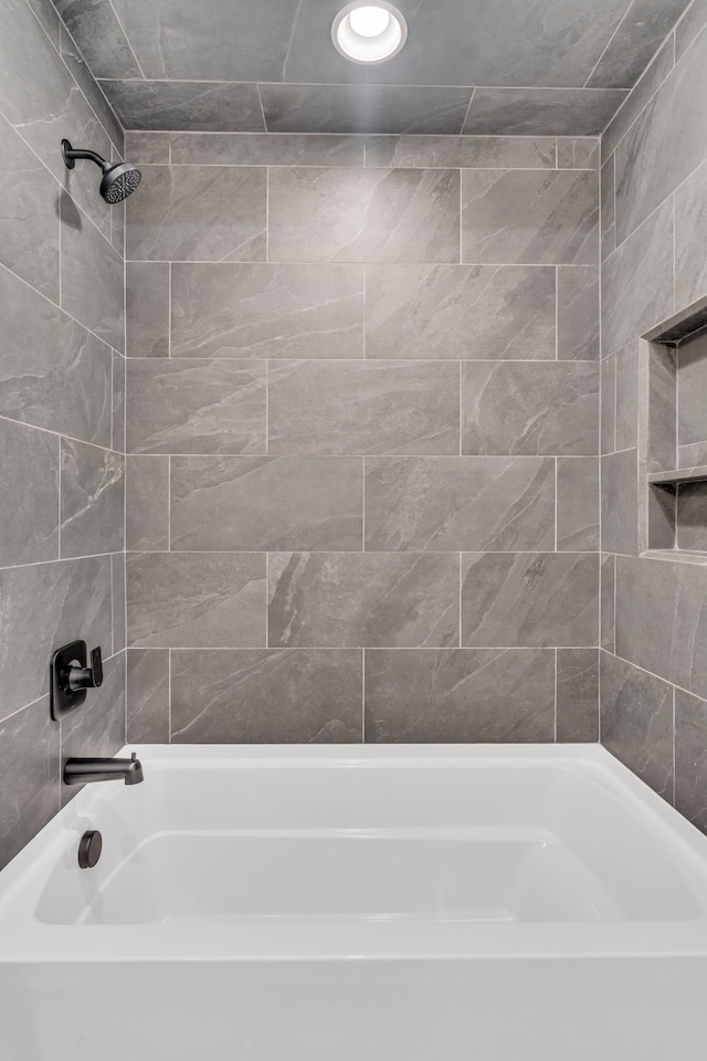 bathroom featuring tiled shower / bath combo