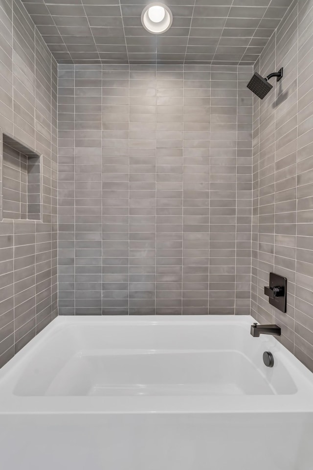 bathroom with tiled shower / bath