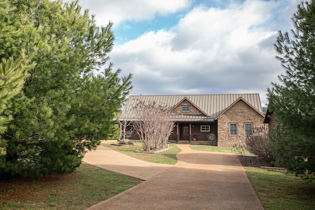 view of front of house featuring a front yard