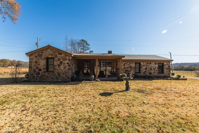 single story home featuring a front lawn