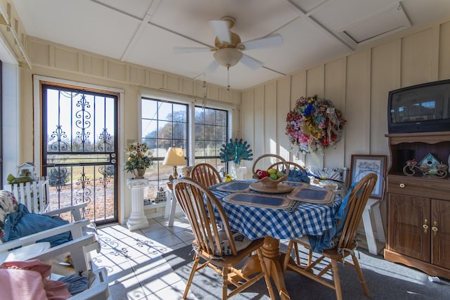 sunroom with ceiling fan