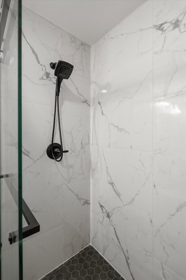 bathroom featuring a tile shower