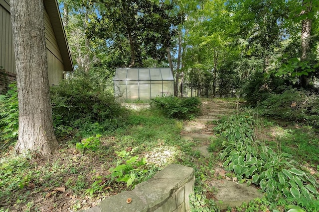 view of yard with an outbuilding