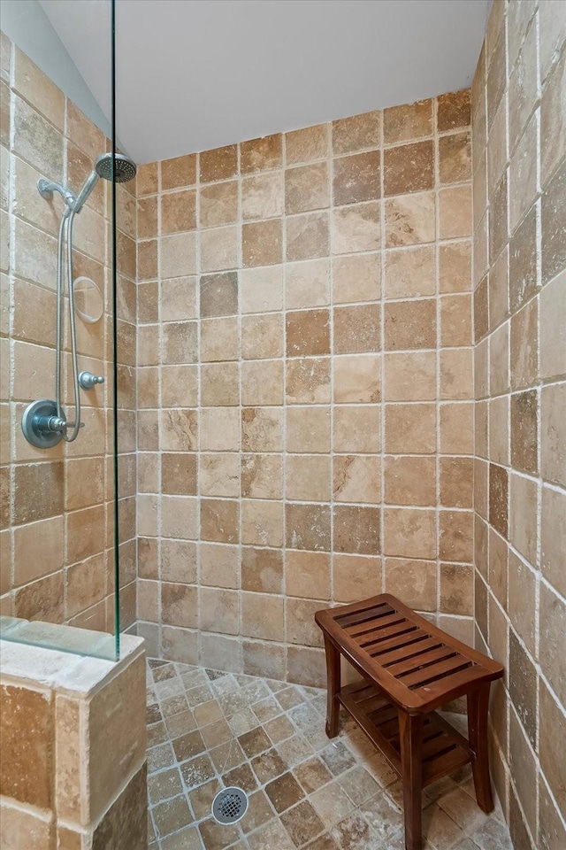 bathroom featuring a tile shower