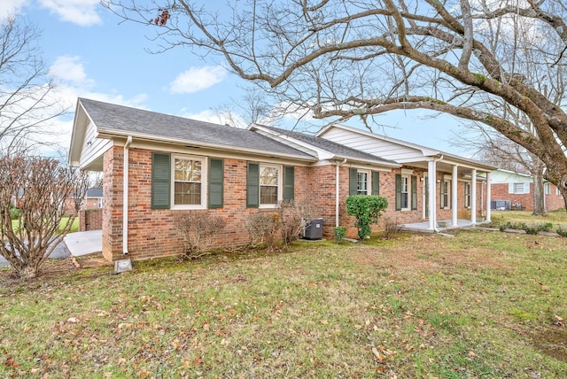 view of front of home featuring a front yard