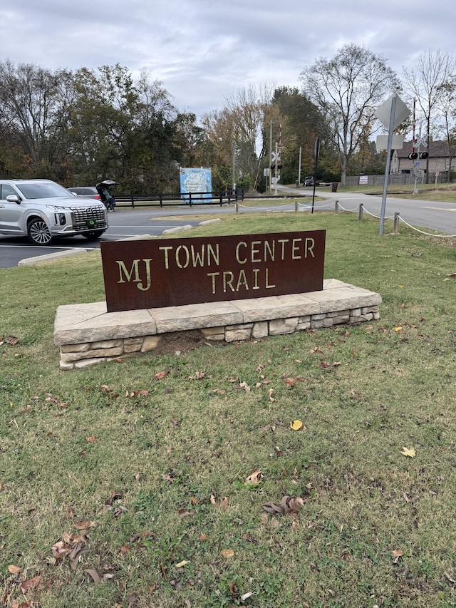 community sign with a lawn