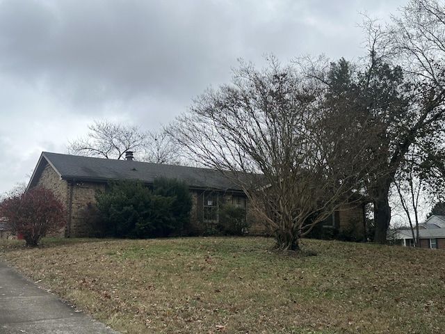 view of front facade featuring a front lawn