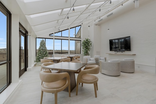 sunroom with lofted ceiling