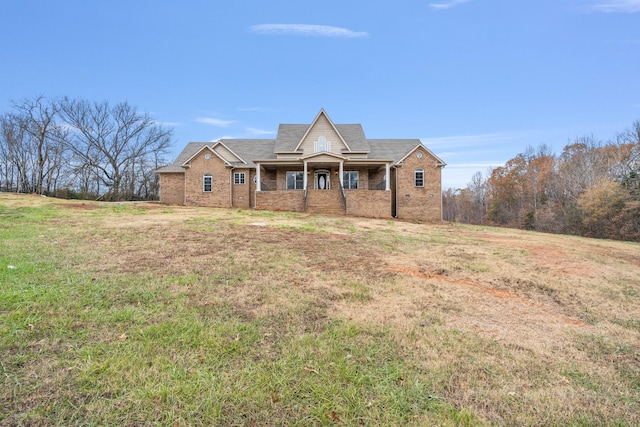 view of front of property featuring a front yard