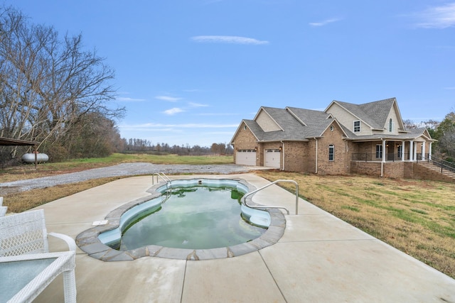 view of pool featuring a yard