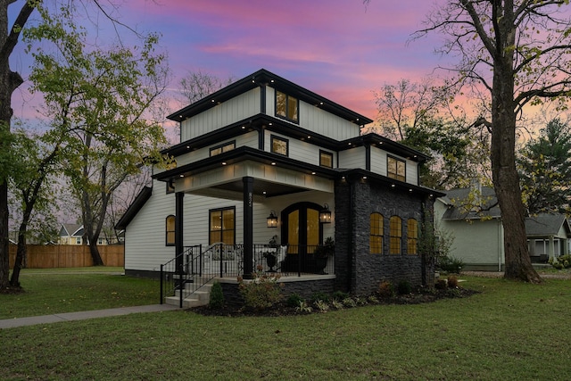 view of front of house featuring a yard