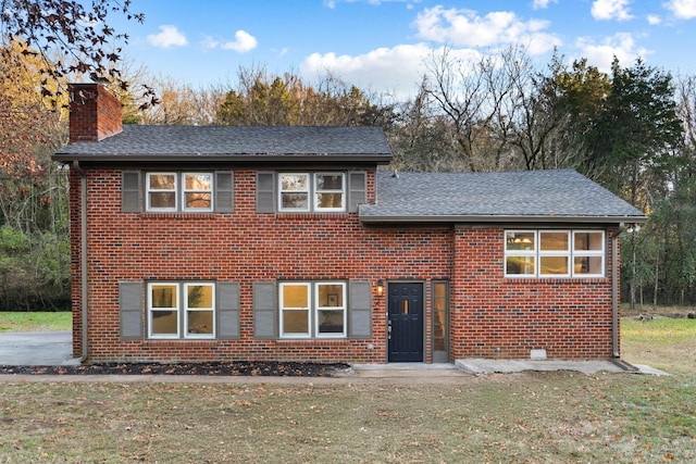 view of front of property featuring a front lawn