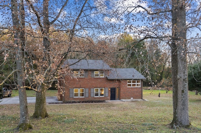 view of front facade featuring a front lawn