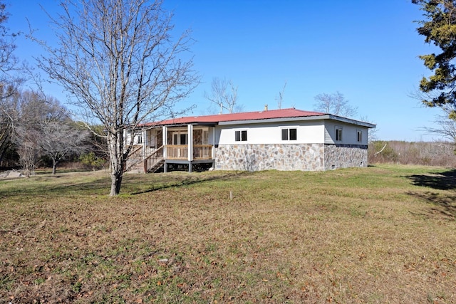 view of front of house featuring a front lawn