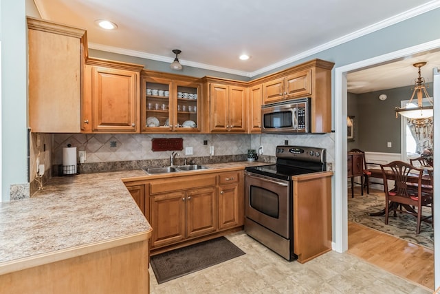 kitchen with crown molding, light hardwood / wood-style floors, sink, and stainless steel appliances