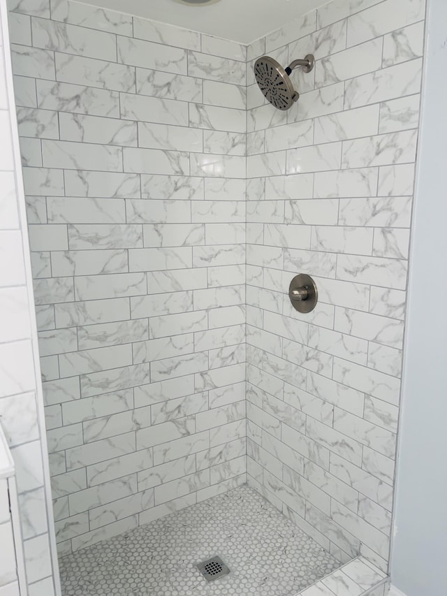 bathroom featuring tiled shower