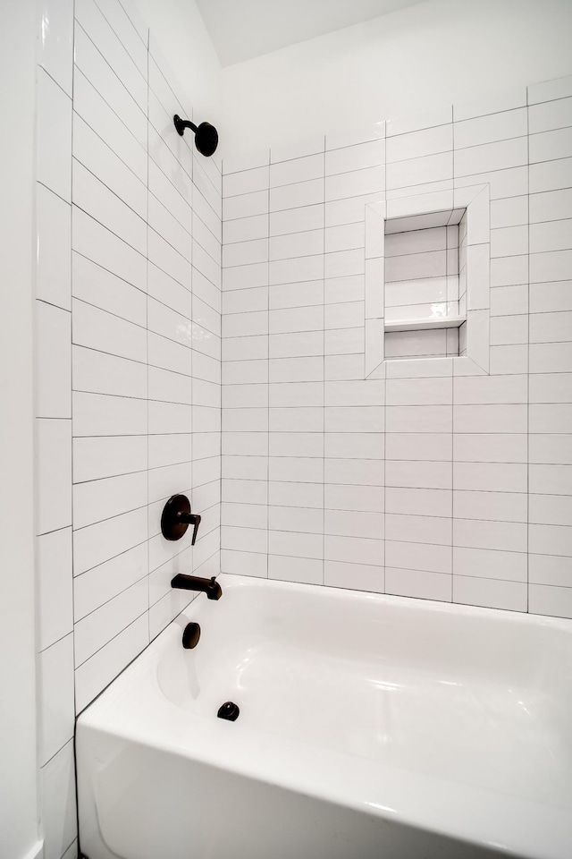 bathroom featuring tiled shower / bath