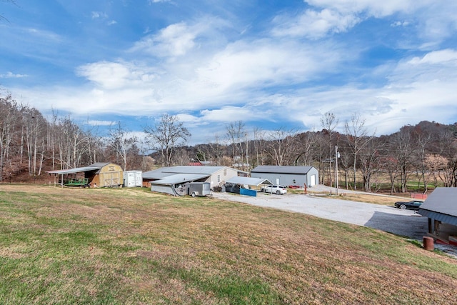 view of yard with an outdoor structure