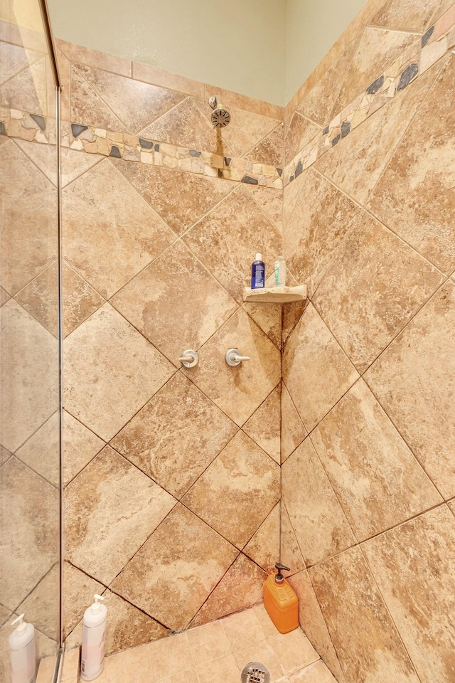 details with a tile shower