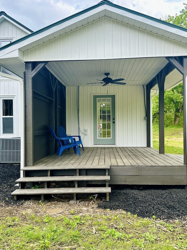 entrance to property featuring ceiling fan and a porch