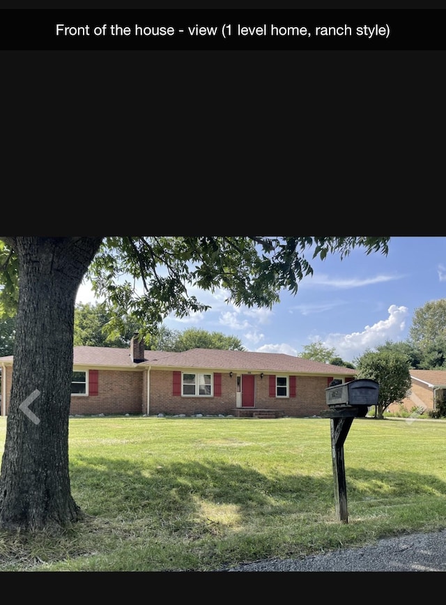 view of front of property featuring a front lawn