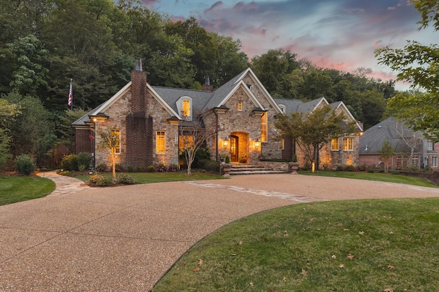 view of front of house featuring a yard