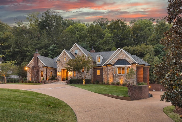 view of front of house featuring a lawn