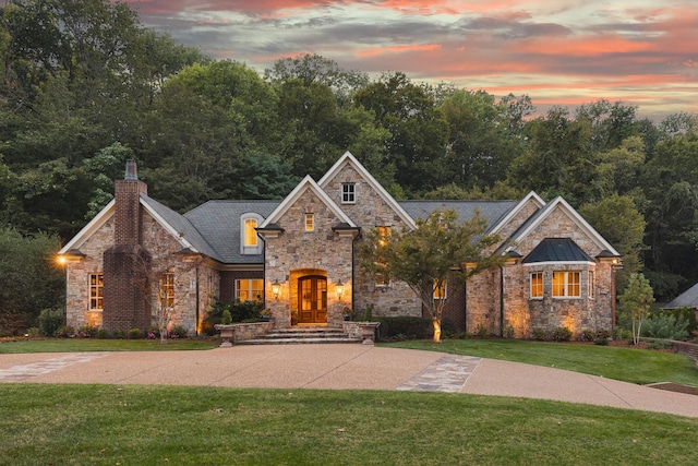 view of front of house featuring a lawn