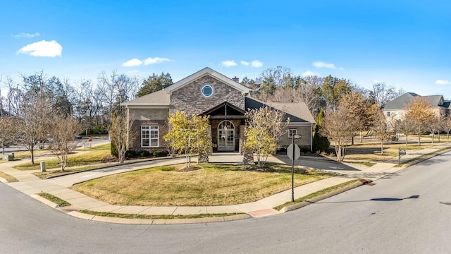 view of front of property featuring a front lawn