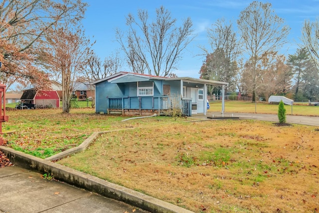 view of front facade with a front yard