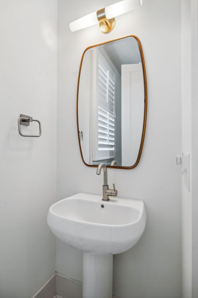 bathroom featuring sink