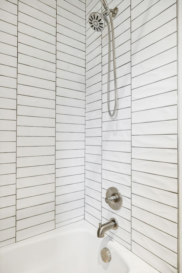 bathroom with tiled shower / bath