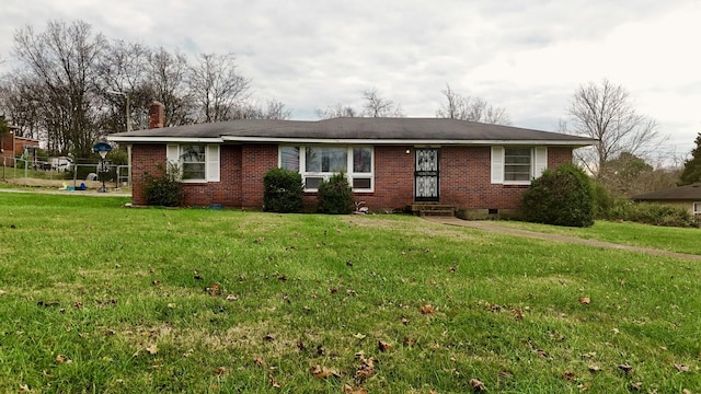 ranch-style home featuring a front lawn