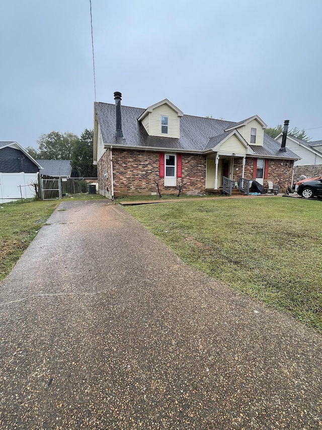 view of front of house featuring a front yard