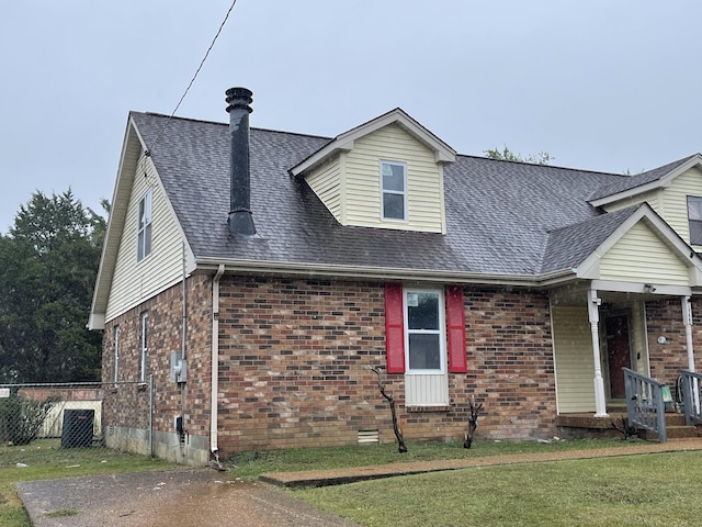 view of front of house with covered porch and a front lawn