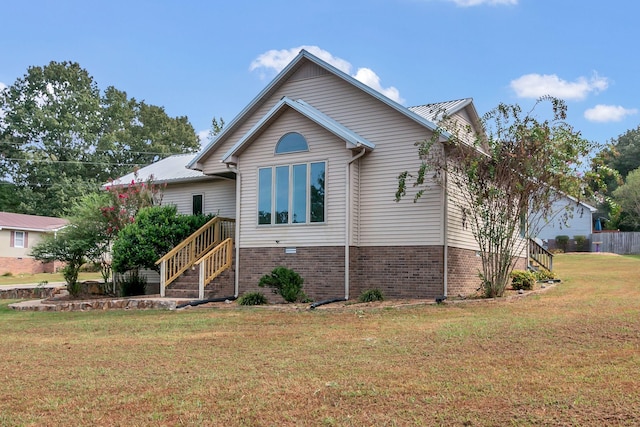 view of front of home featuring a front lawn