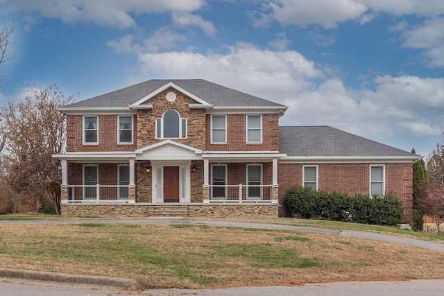 view of front facade featuring a front lawn and a porch