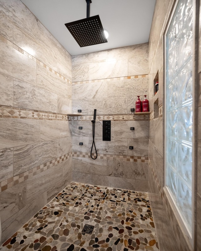 bathroom featuring tiled shower