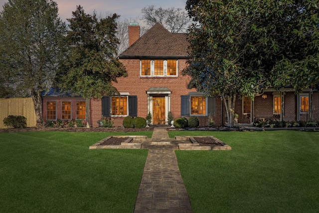 view of front of house featuring a yard