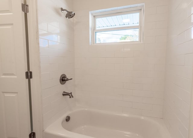 bathroom with tiled shower / bath