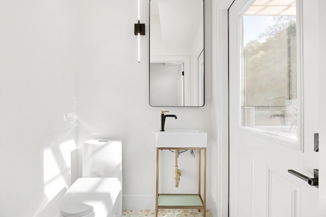 bathroom featuring sink